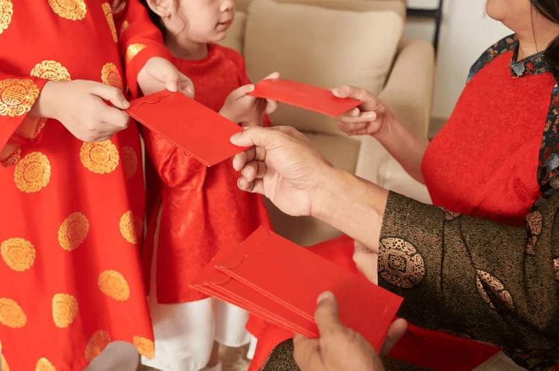 Phong bao lì xì thường có màu đỏ tượng trưng cho may mắn