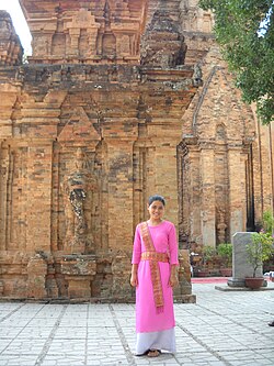 Phụ nữ người Chăm bên tháp cổ