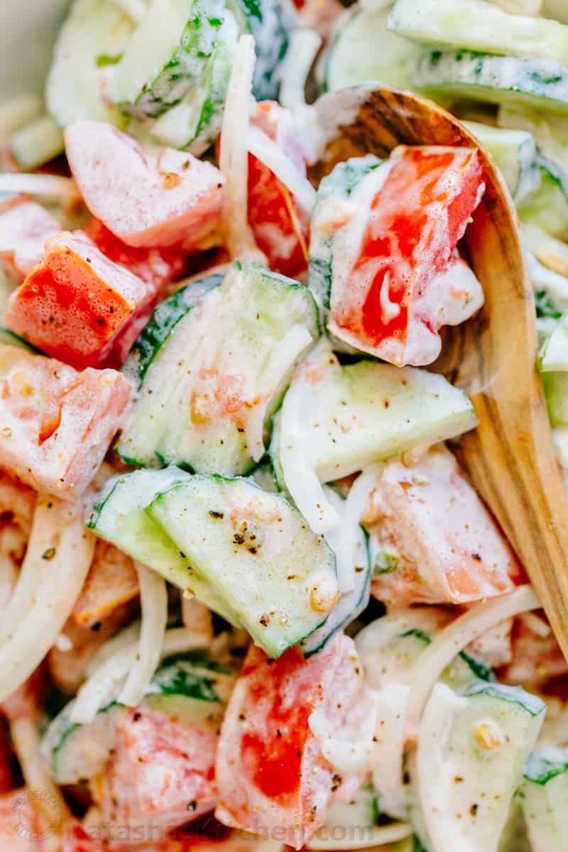 Hai đĩa salad dưa chuột sốt kem rắc tiêu đen