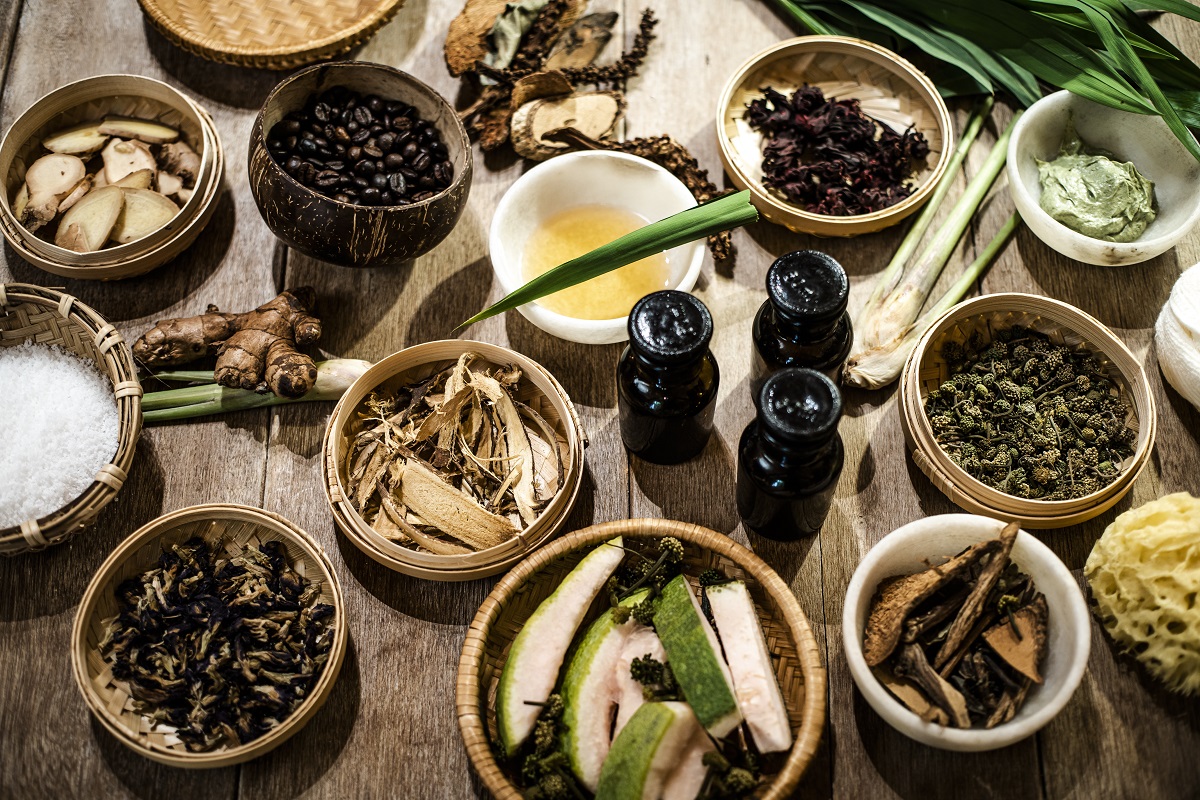 Không gian spa được thắp sáng bằng nến tạo cảm giác ấm áp