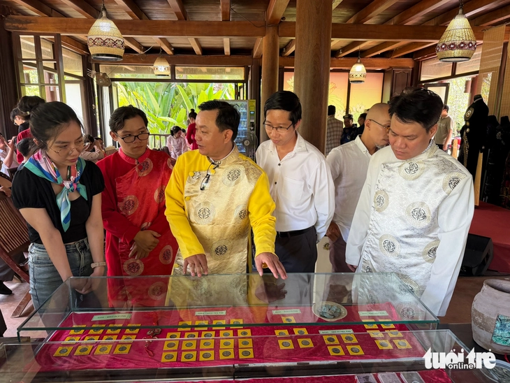 Phó chủ nhiệm Chi hội Di sản văn hóa Cổ Tiền Võ Hùng Minh giới thiệu về bộ sưu tập xu cổ