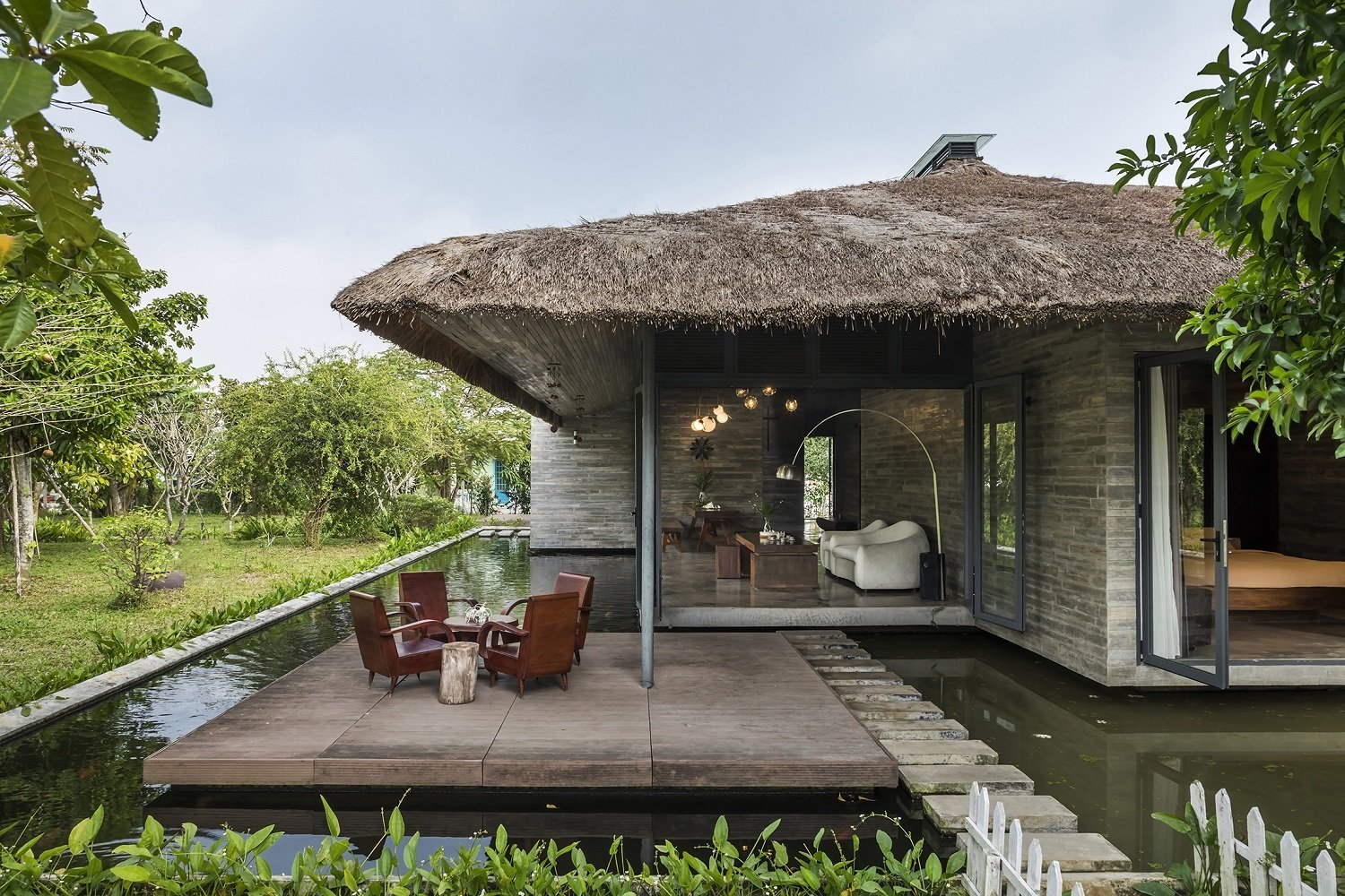 Hồ cá Koi bao quanh Am House giúp điều hòa vi khí hậu