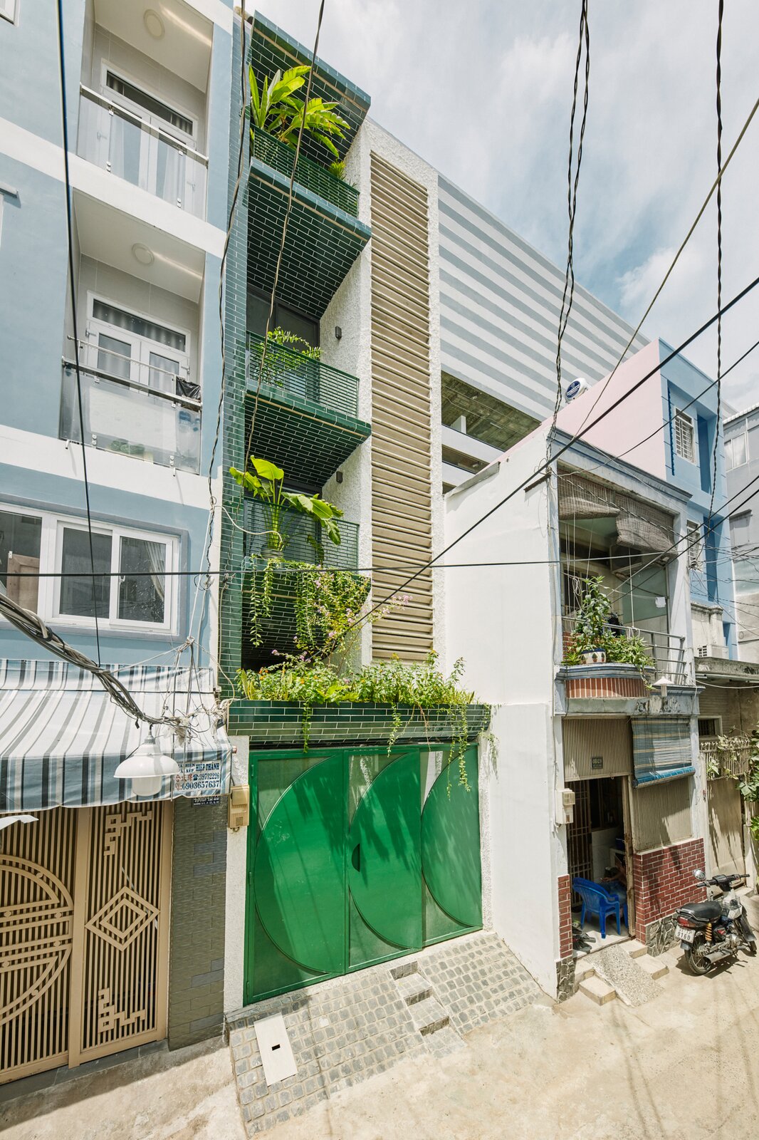 Mặt tiền nhà nhỏ với tông xanh nổi bật