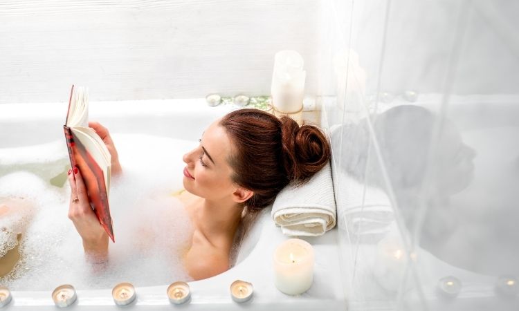 Tắm nước ấm giúp thư giãn trước khi ngủ