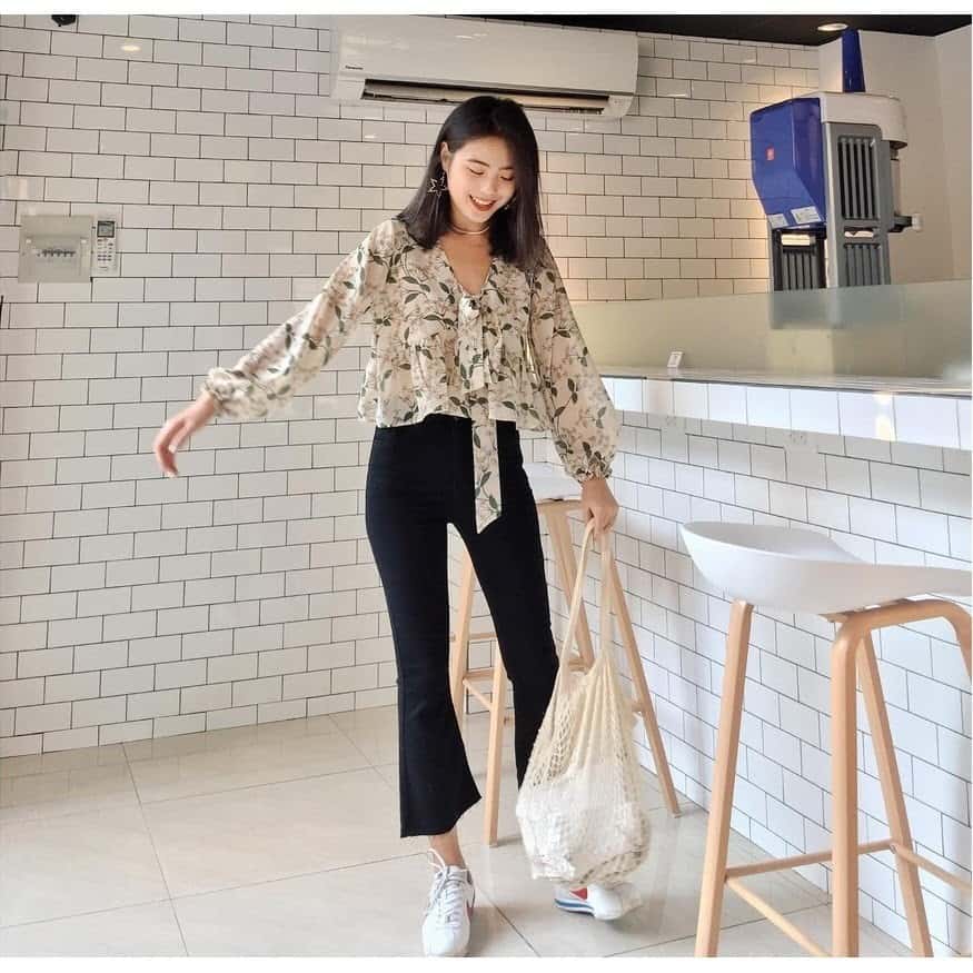 Quần ống loe họa tiết nổi bật