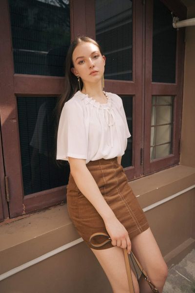 Chân váy ôm trên đầu gối