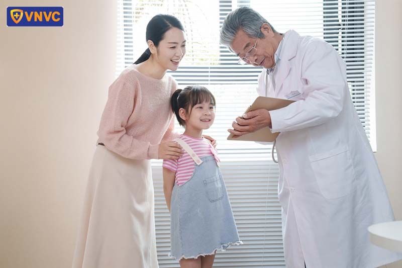 Bé nghe bác sĩ tư vấn sức khỏe