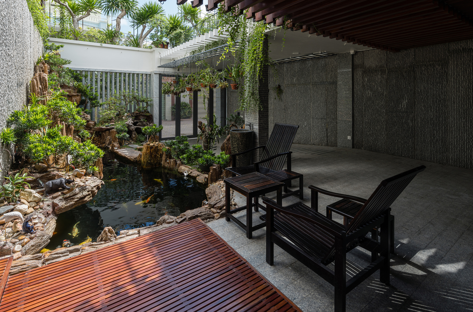 Không gian thư giãn dưới hệ mái xanh điều hòa nhiệt độ tự nhiên