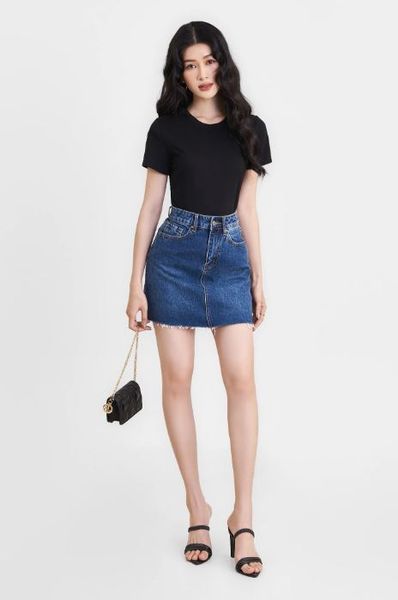 Phối áo thun basic với chân váy để nữ tính mà không bị sến