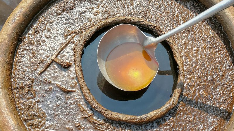 Nước mắm truyền thống Việt Nam lên men trong thùng gỗ
