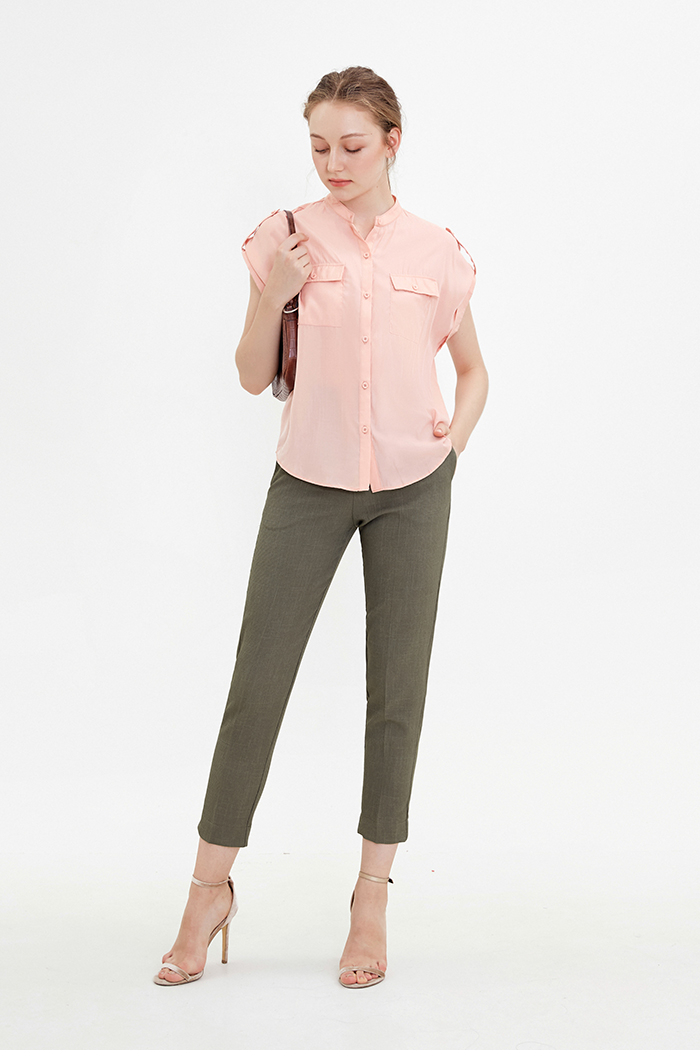Phối áo thun hồng pastel cùng quần trắng thanh lịch