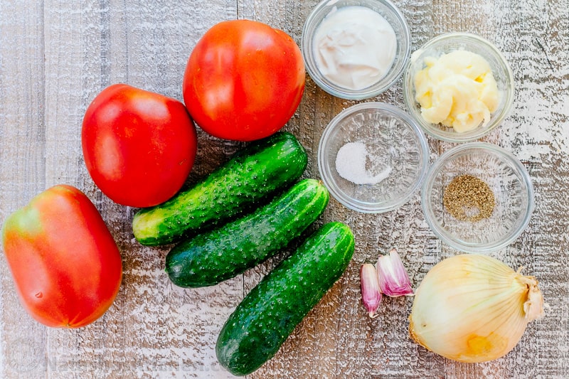 Nguyên liệu làm salad với rau củ tươi, sốt mayonnaise, kem chua, gia vị và hành tỏi