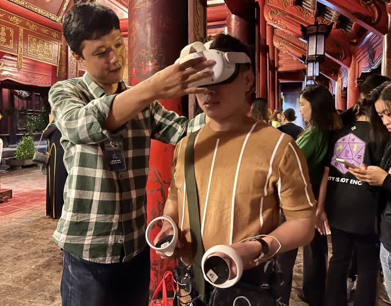 Du khách tham gia hoạt động tương tác tại Super Nintendo World với vòng tay thông minh