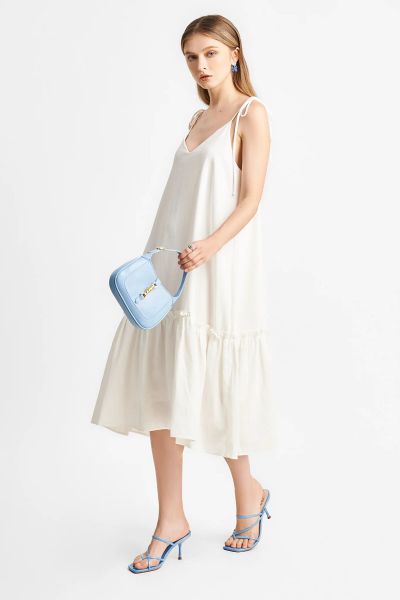Áo linen hai dây bèo nhún trong phối cảnh nữ tính, thoáng nhẹ