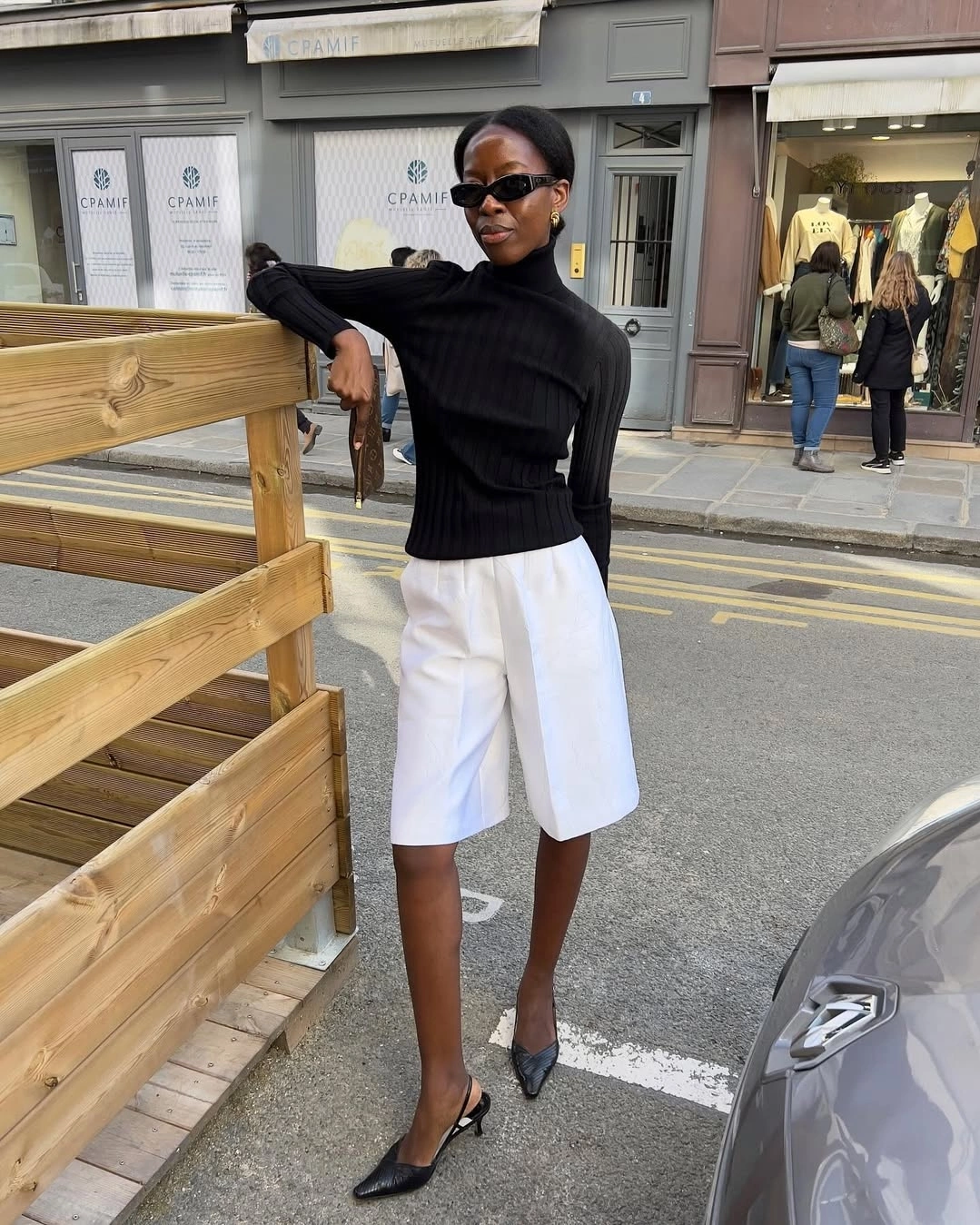 Quần shorts bermuda công sở với độ dài gối