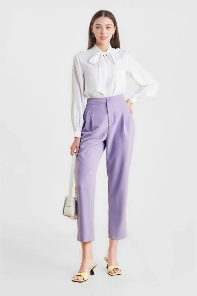 Quần trắng thanh lịch phối cùng áo khoác tím pastel