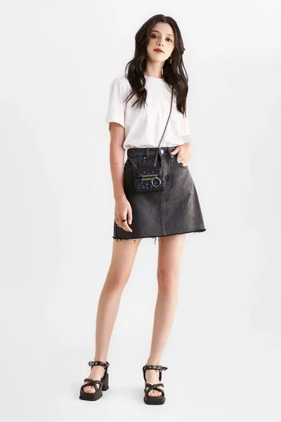 Váy denim ngắn và áo thun tạo sự trẻ trung dưới nắng hè