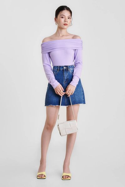 Outfit đi dạo phố hoàn hảo với quần jean và áo tím