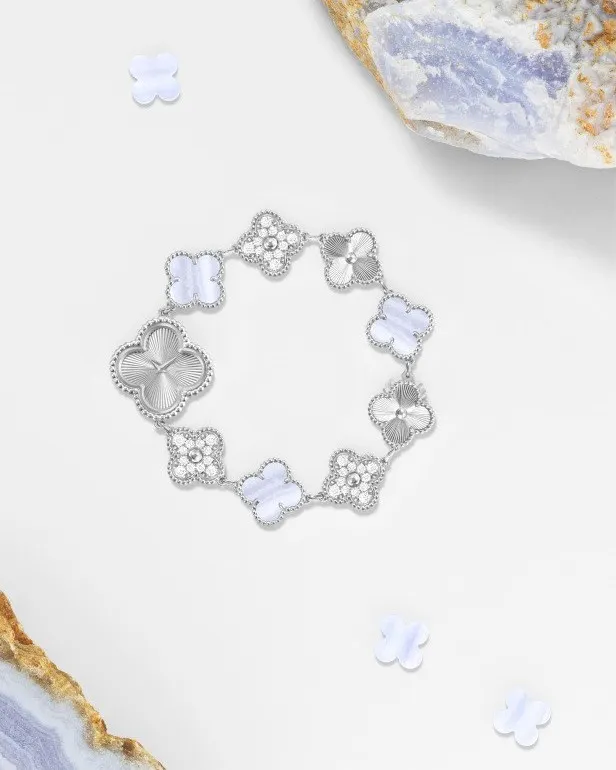 Đồng hồ Sweet Alhambra làm từ vàng trắng guilloché, đá chalcedony, kim cương cùng bộ máy thạch anh Thụy Sĩ