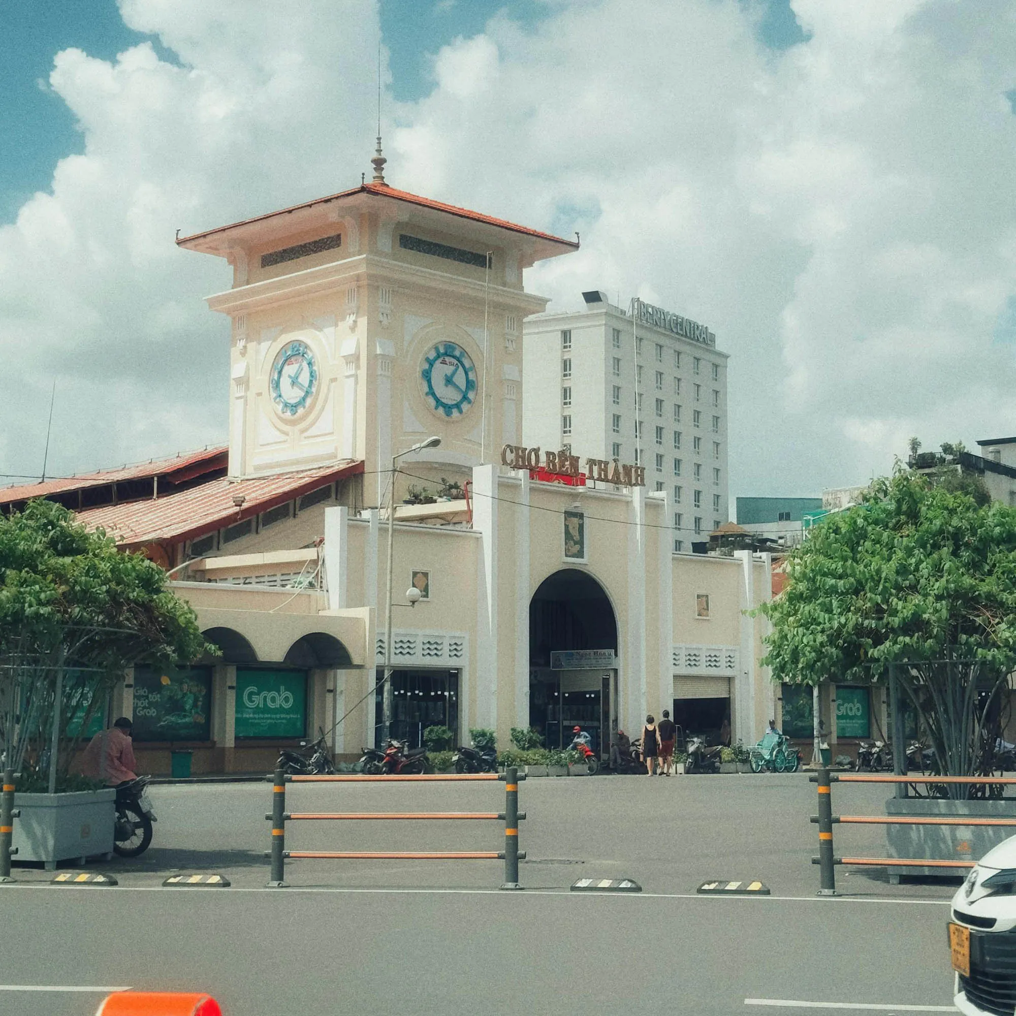 Chợ Bến Thành biểu tượng Sài Gòn trang trí đèn lồng dịp Tết