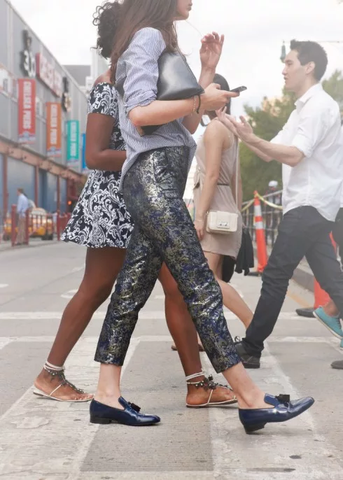 Street style ghi lại cách ăn mặc ngoài đời nhưng vẫn chịu ảnh hưởng mạnh từ bối cảnh chụp