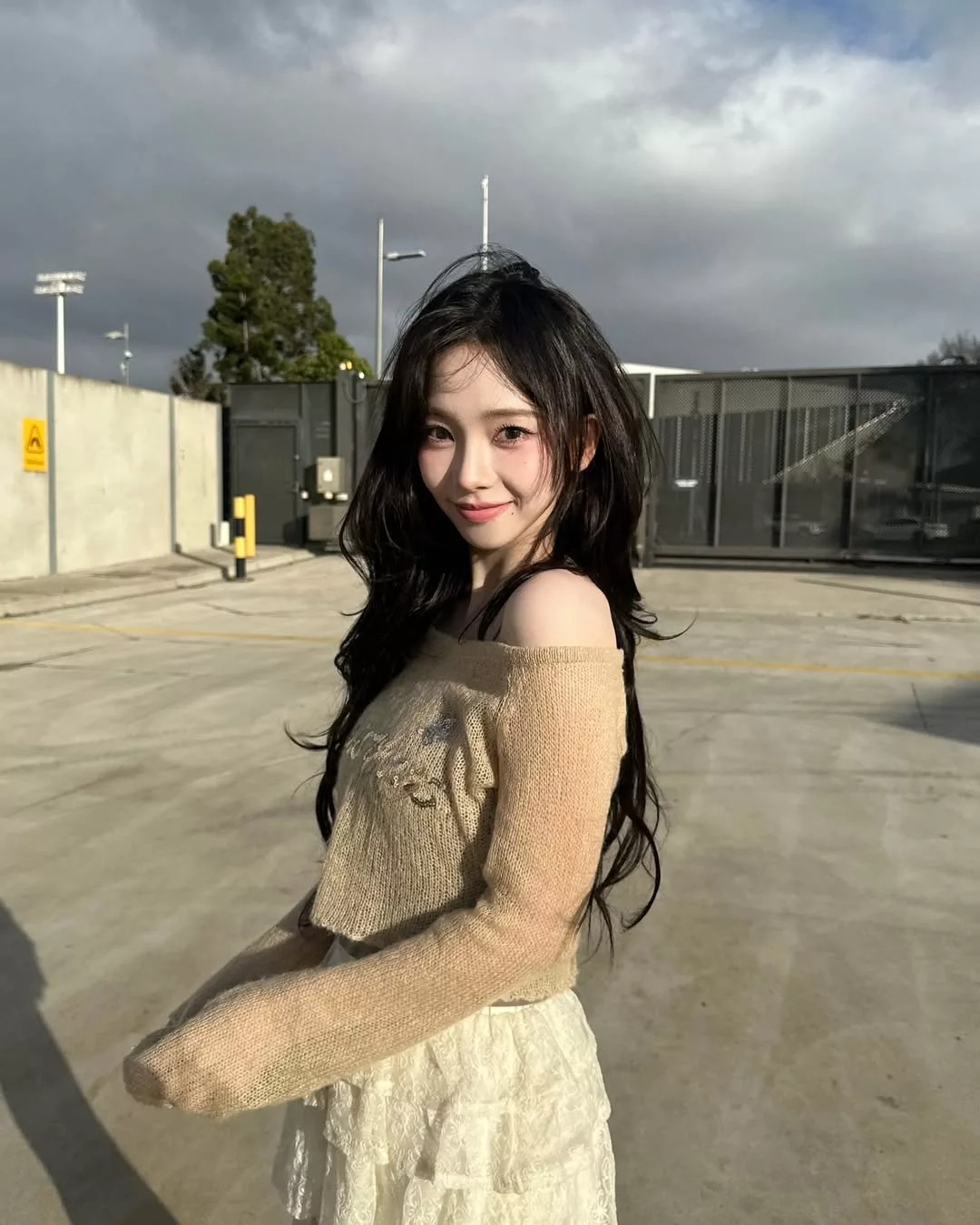 Karina aespa cá tính với áo lưới và đầm trắng ngắm hoa anh đào