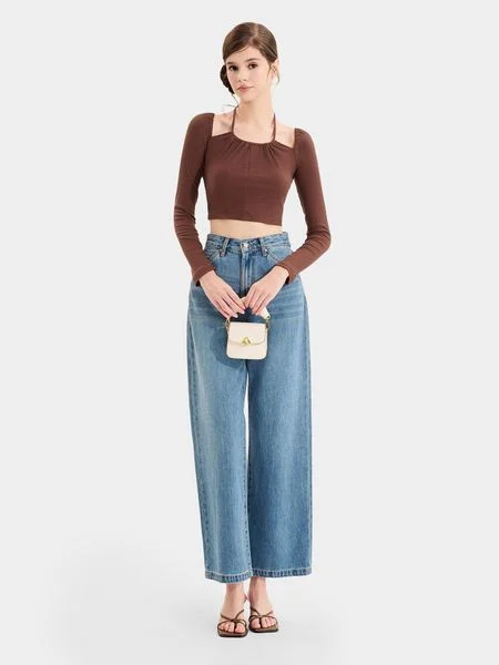 Áo thun croptop cổ yếm tay dài phối quần jean ống suông