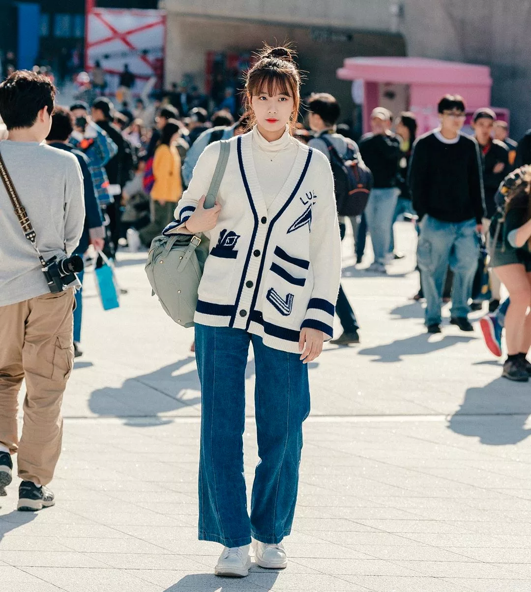 Quần jeans ống rộng phối cùng áo len giúp hack dáng hiệu quả