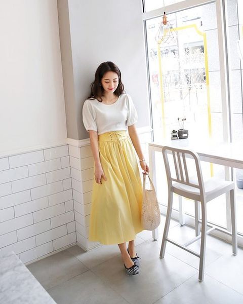 Dịu dàng ngày hè với croptop trắng và chân váy vàng dáng dài