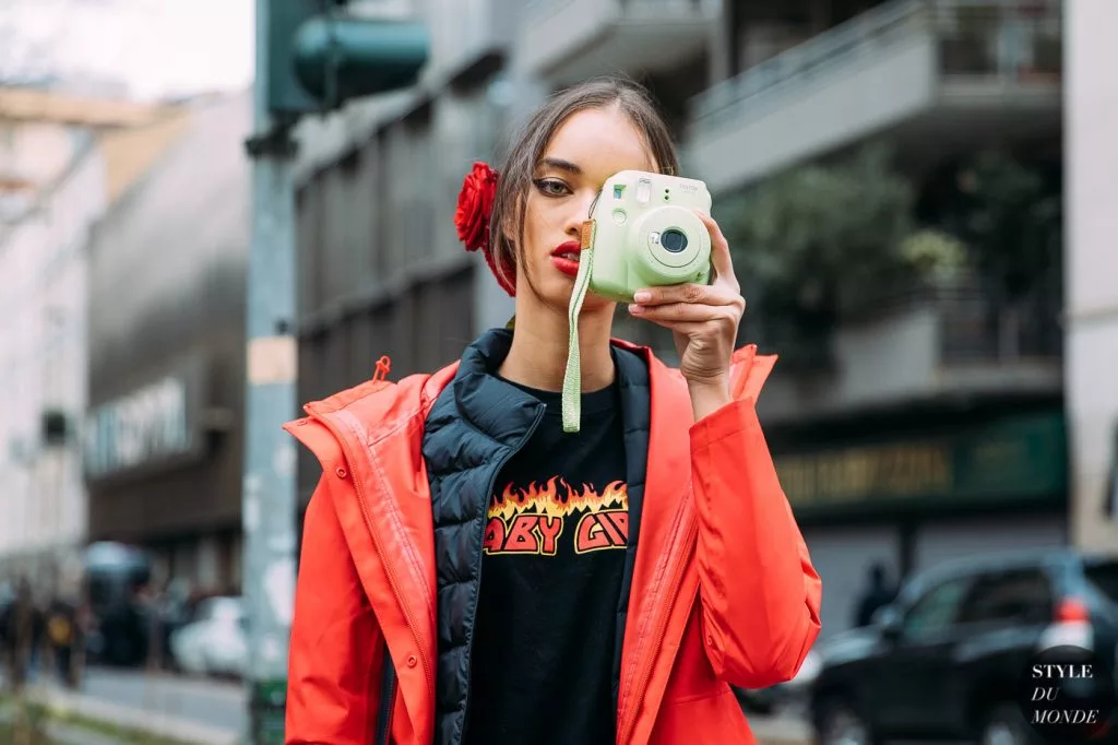 Tạo dáng chụp ảnh cùng máy ảnh 2