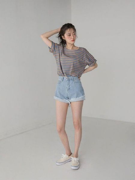 Mix áo thun nữ cùng quần short jean
