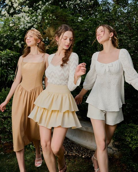 Màu tan và các gam trung tính giúp outfit đi biển trông sang hơn trên ảnh