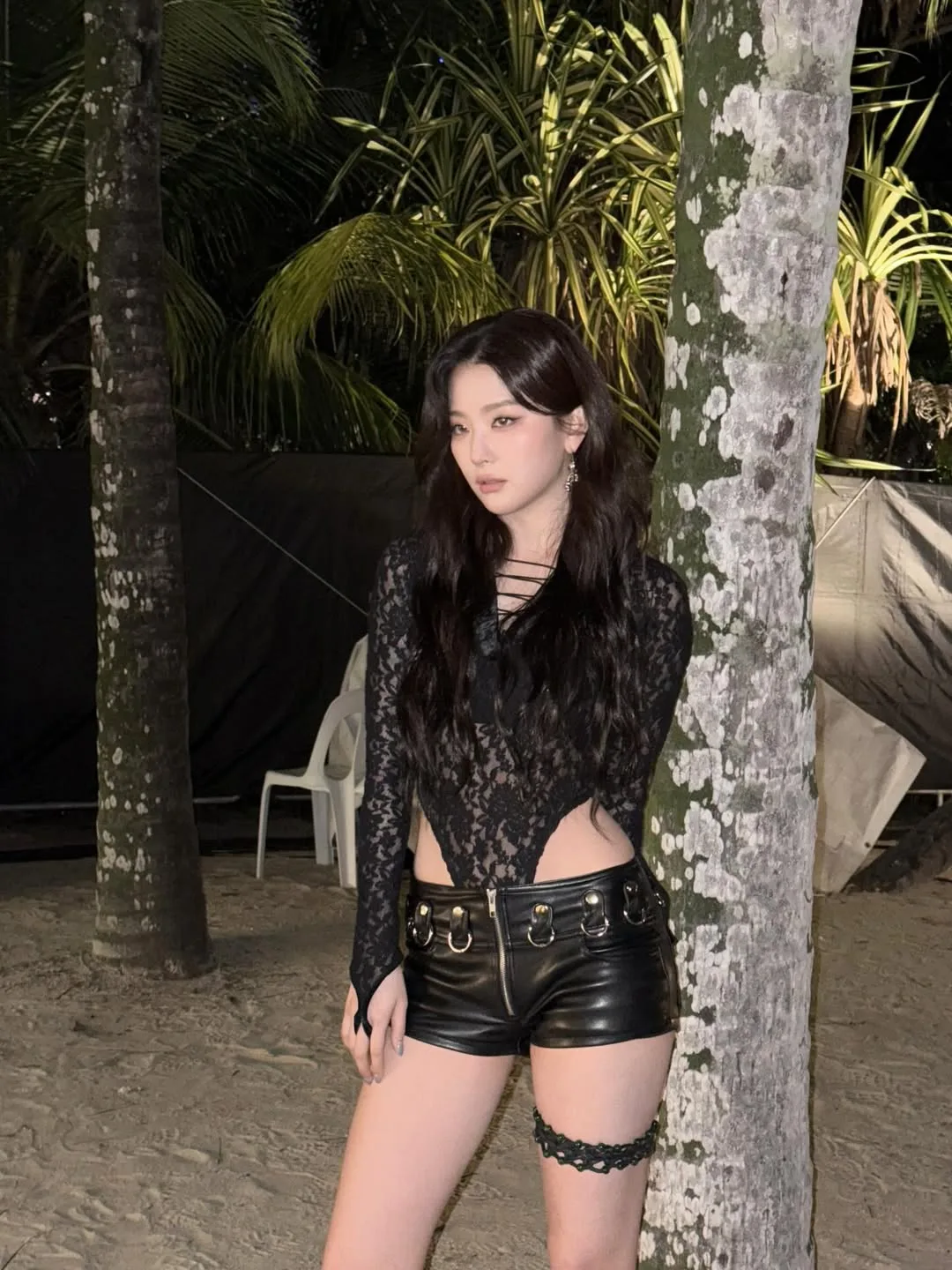 Sức hút từ kết cấu ren đen tinh xảo trên phom dáng bodysuit ôm sát cơ thể