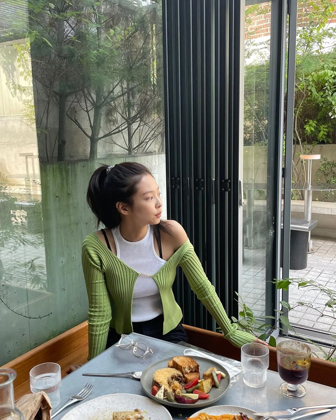 Nhìn sang hướng khác