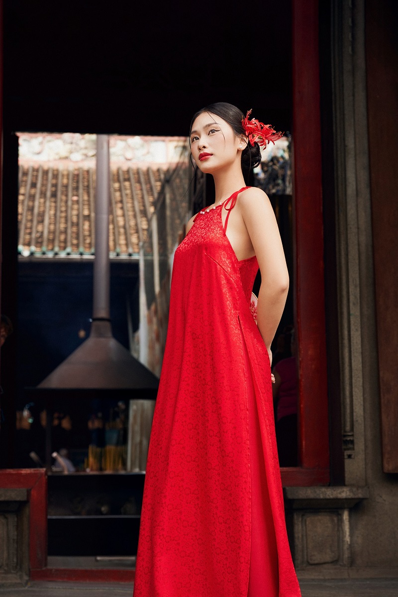 Áo dài Nhã Chúc góc chụp nghiêng