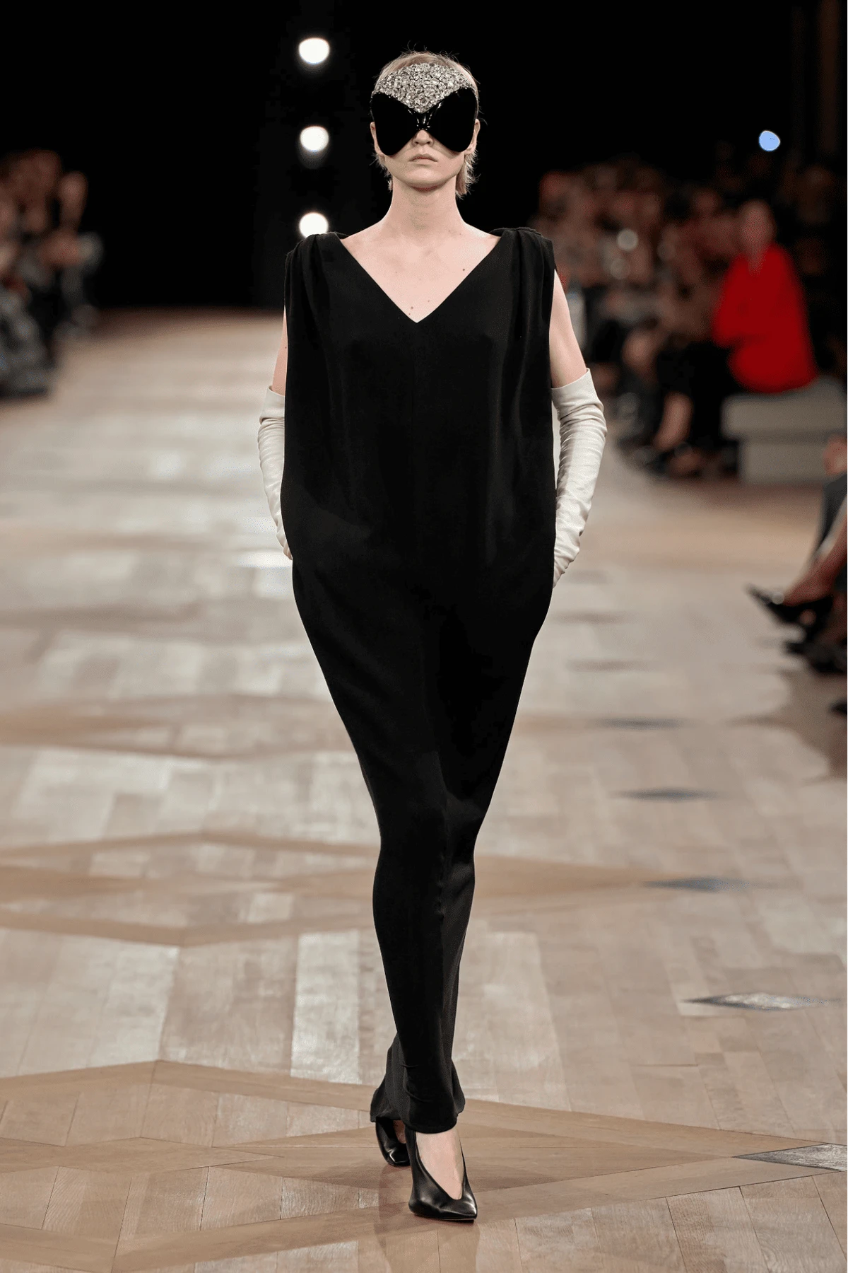 Kính Bug-eye trên sàn diễn Balenciaga Xuân Hè 2026