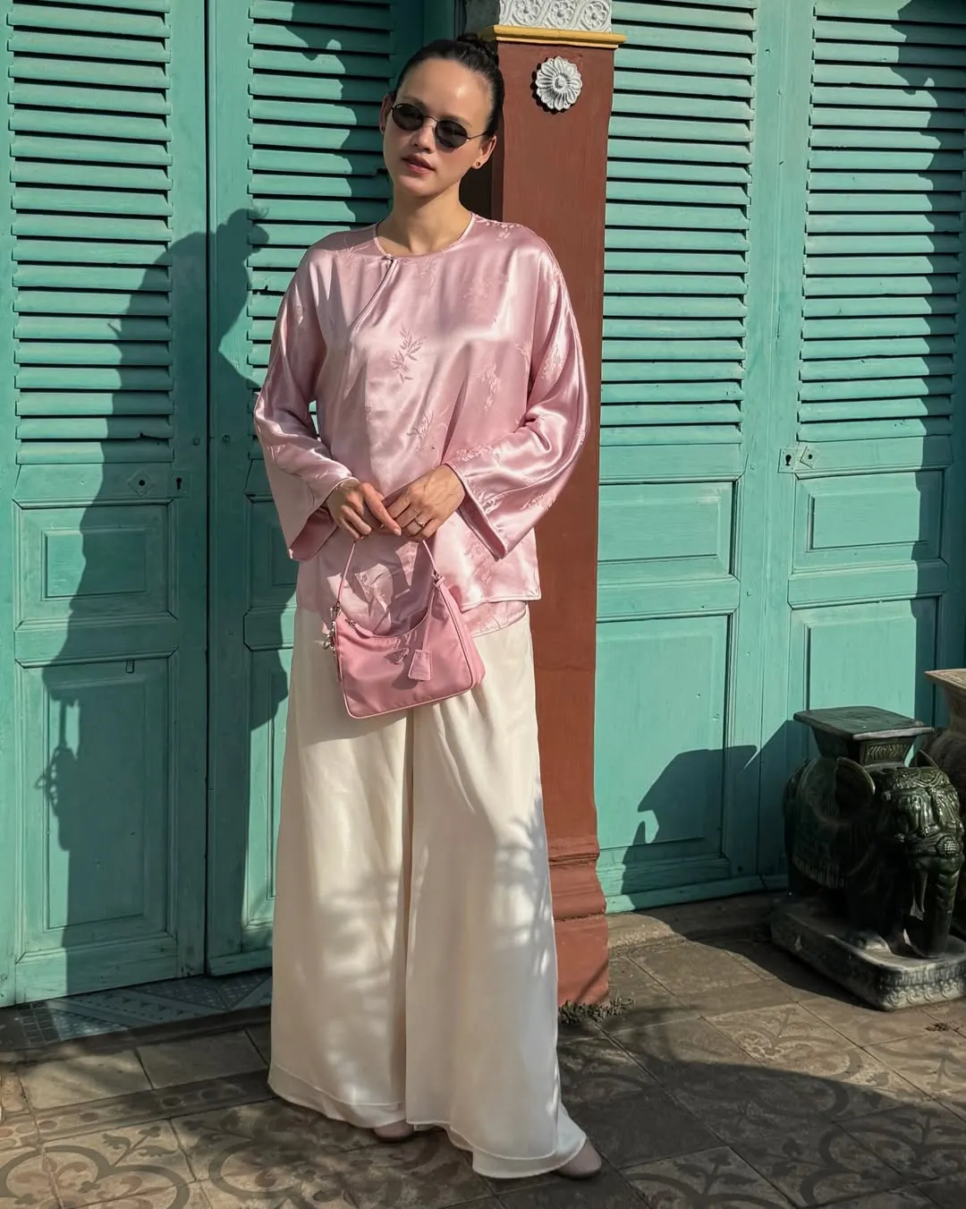 Áo bà ba màu hồng phấn phối cùng kính râm dáng tròn làm bật lên nét tinh tế và tư duy thời trang nhạy bén.