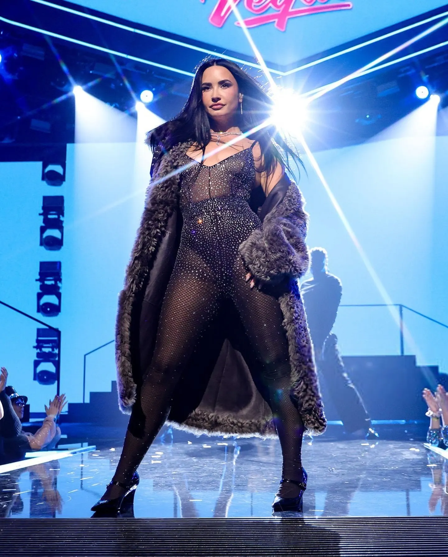 Demi Lovato diện bodysuit lưới và áo lông oversized
