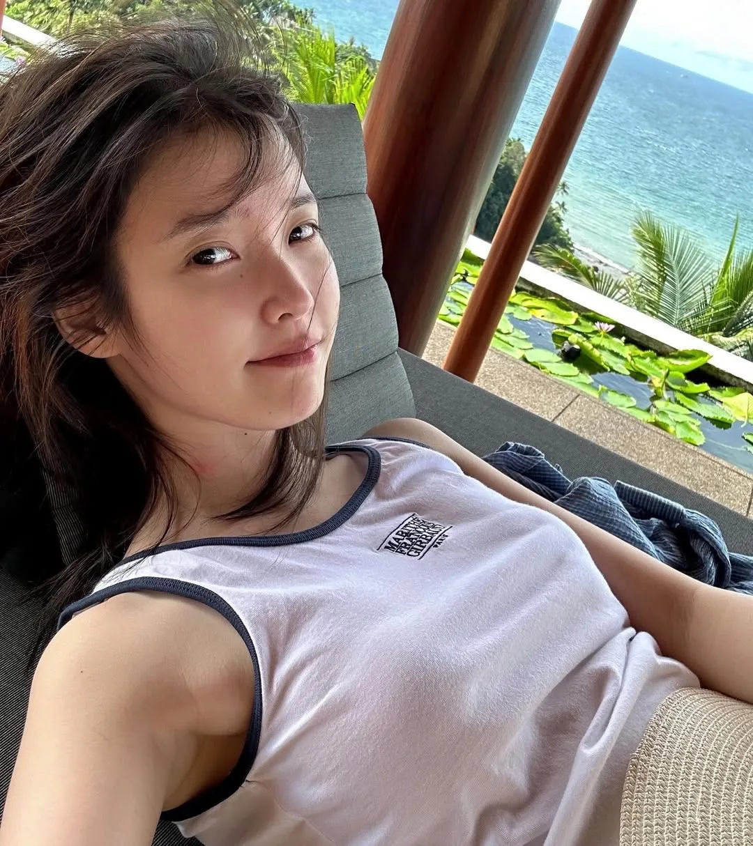 Áo tank top trắng đi biển