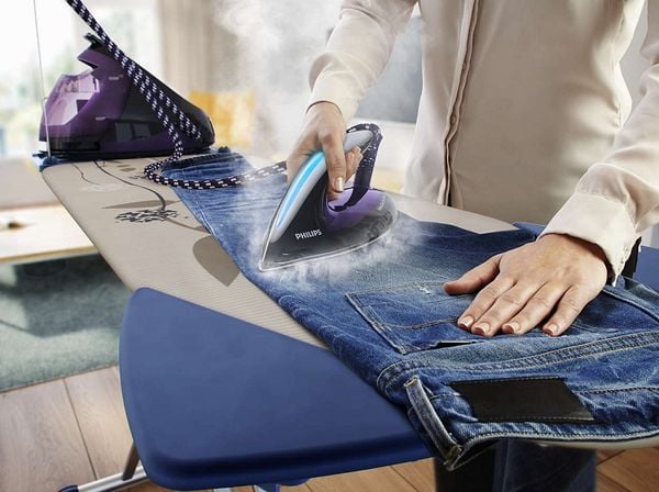 Ủi quần jean để làm giãn vải