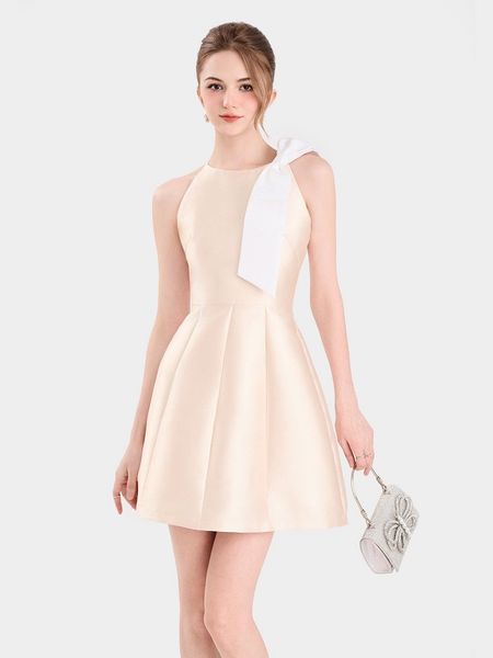 Đầm mini tafta sát nách cổ tròn đính nơ giúp ảnh nổi bật hơn trong ánh sáng mềm