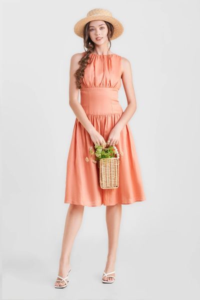 Đầm linen sát nách hạ eo khi phối cùng phụ kiện nhẹ nhàng