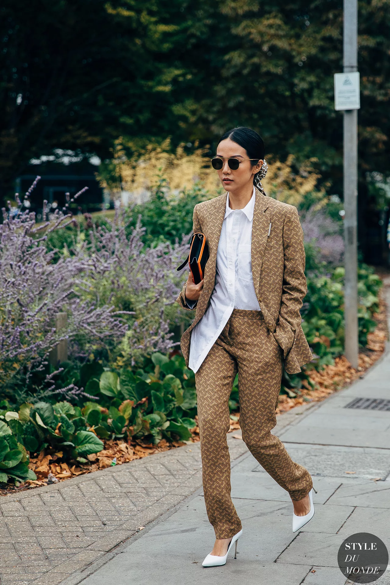 Suit màu nâu họa tiết mang lại dải nhạy sáng hài hòa cho cảm biến