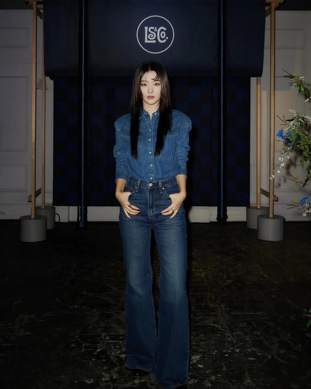 Quần jeans form suông là lựa chọn an toàn hằng ngày