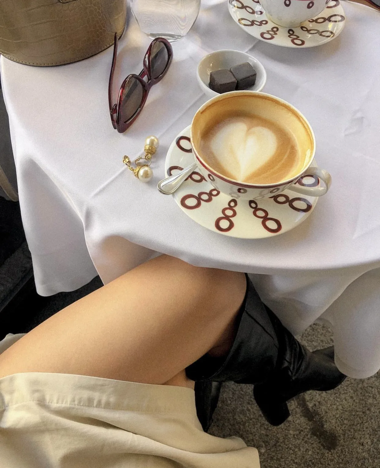 Messy-chic giúp Instagram Feed trông tự nhiên hơn nhờ những chi tiết nhỏ như ly cà phê và phụ kiện