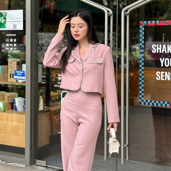 Tạo dáng vuốt tóc duyên dáng dưới bóng râm của mái hiên chùa