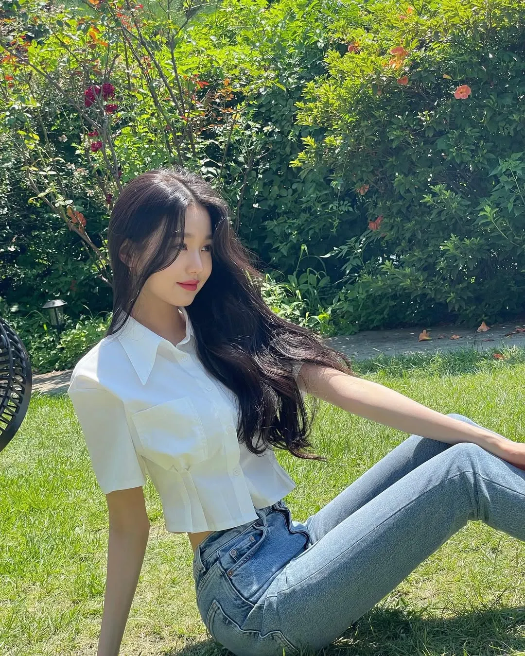 Sơ mi trắng và quần jeans