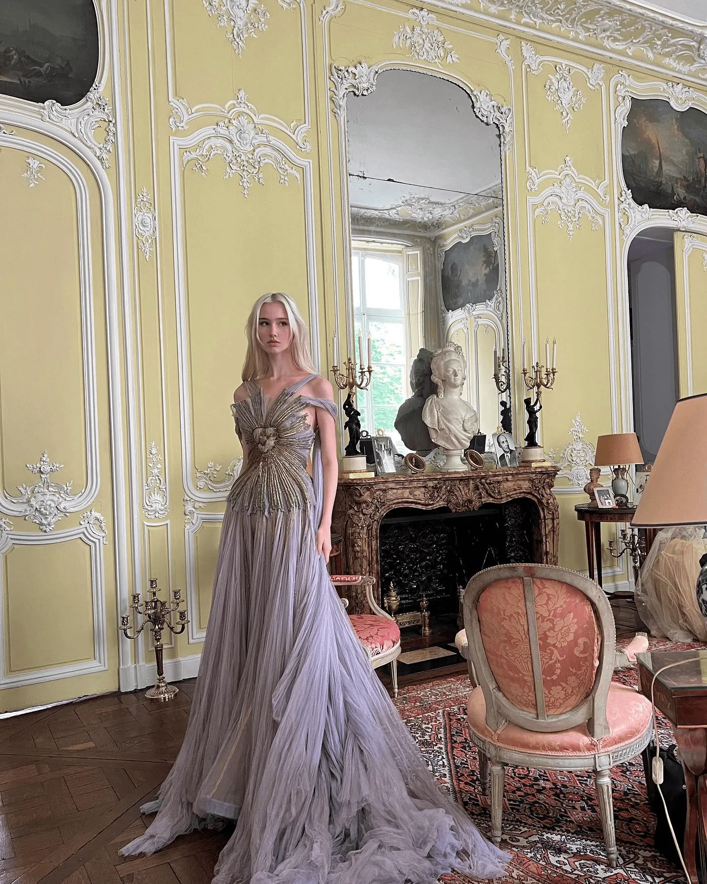 Trái tim thêu sequin vàng kim gợi nhắc đến biểu tượng mặt trời của Vua Louis XIV — ẩn dụ quyền lực được cài trong từng đường kim