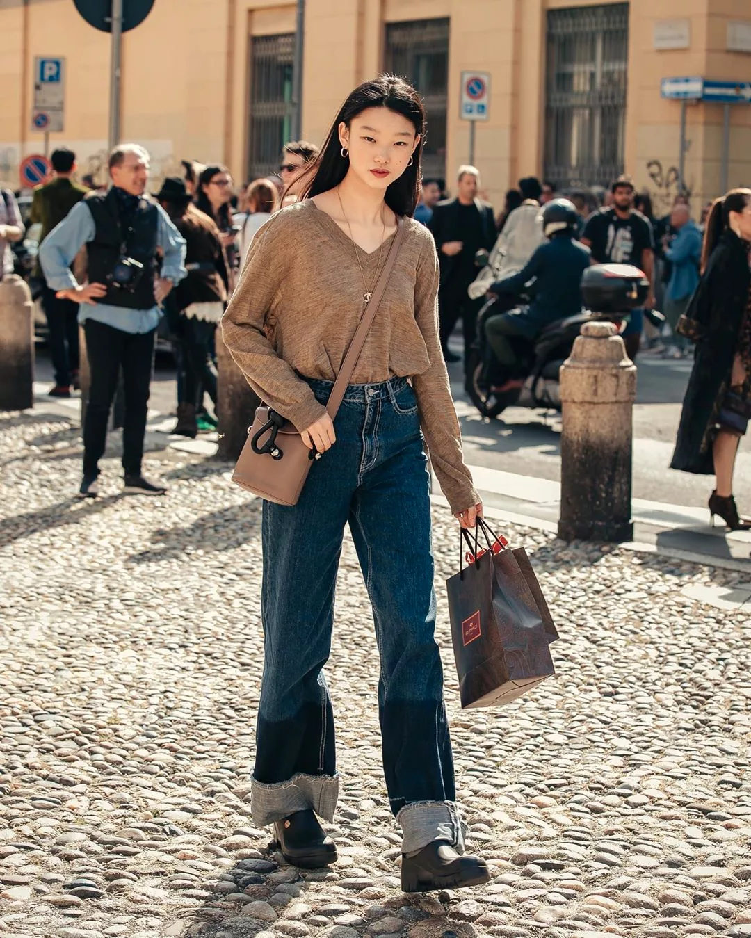 Áo thun sơ vin quần jeans ống rộng tạo ranh giới rõ ràng cho camera