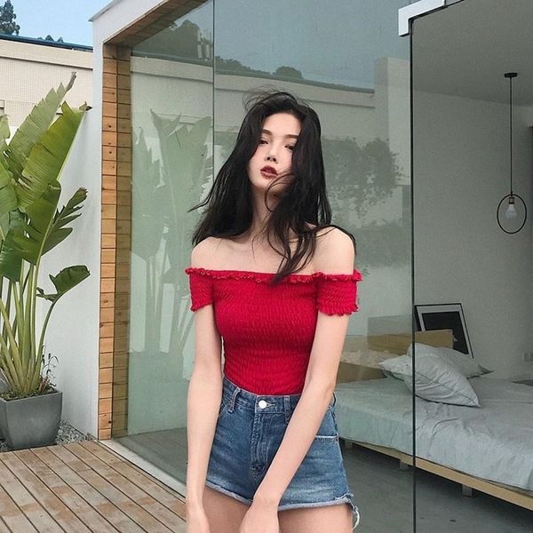 Chọn dáng áo trễ vai phù hợp để hạn chế tuột